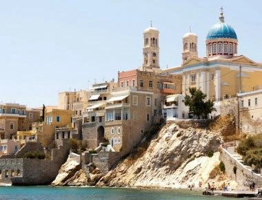 Συνελήφθη ανήλικη ιερόσυλη και ο φίλος της επειδή έκλεβαν τάματα